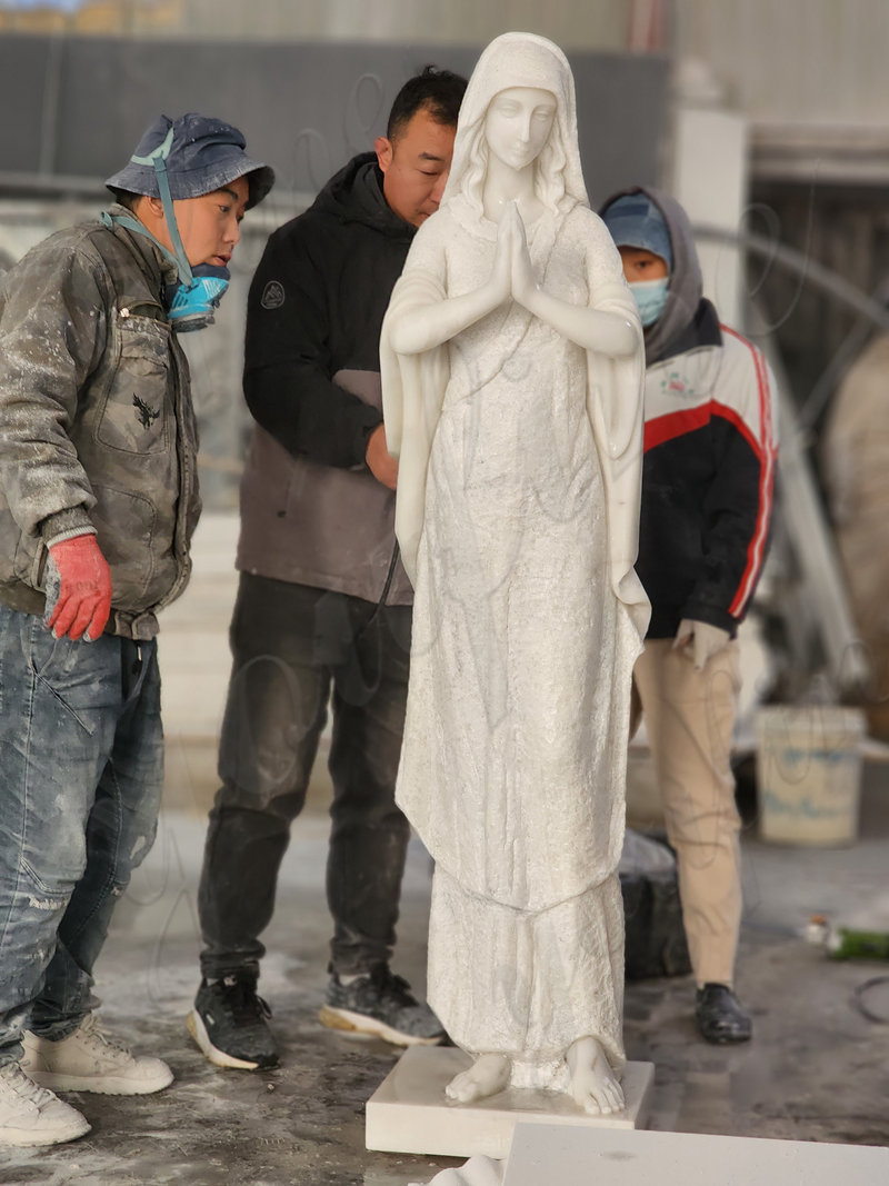 praying-Madonna-statue