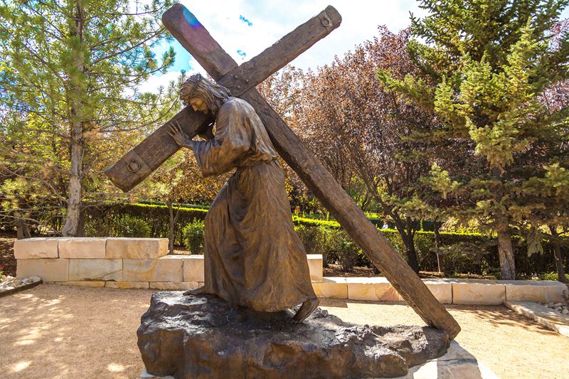 Jesus carrying the cross sculpture