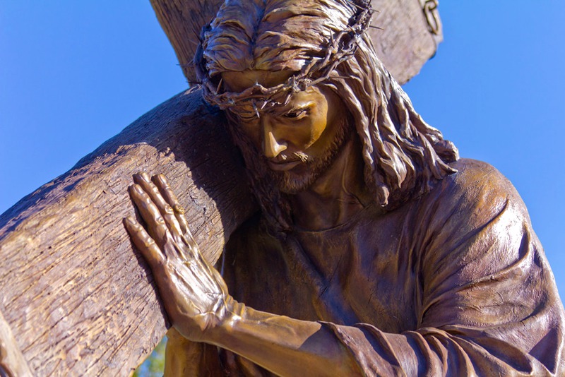 jesus carrying the cross statue detail